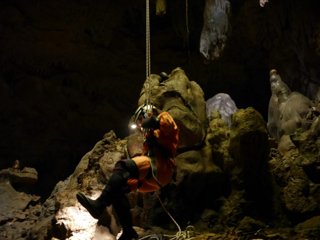 石垣島洞窟探検ケイビングツアー