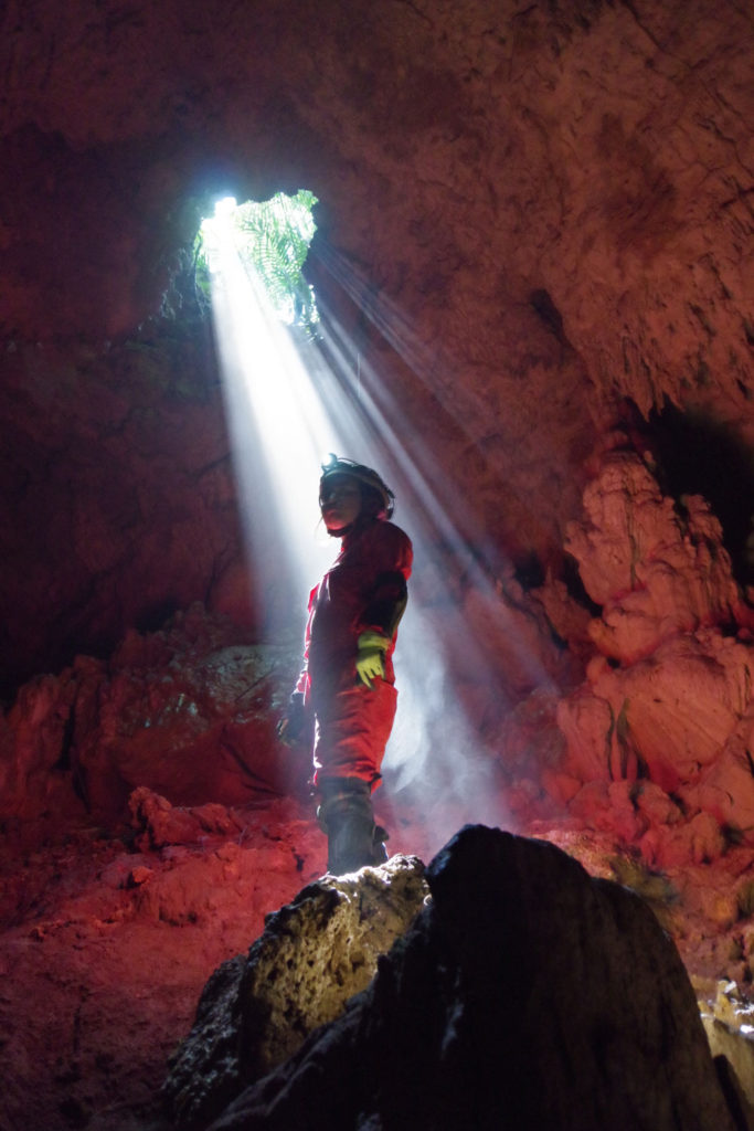 洞窟探検で見る超幻の絶景「 天使のはしご 」