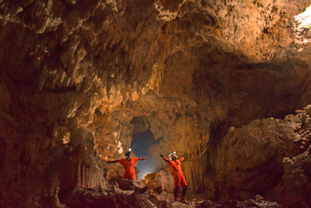 西表島ケイビング洞窟探検ツアー風景