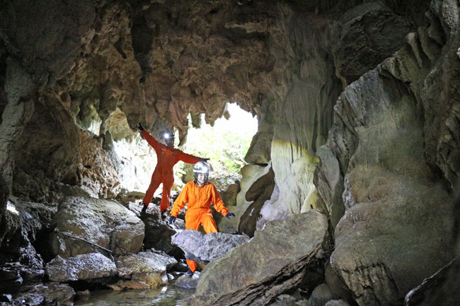 ケイビング洞窟探検ツアー風景