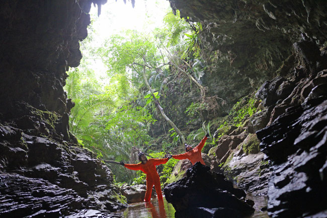 ケイビング洞窟探検ツアー風景