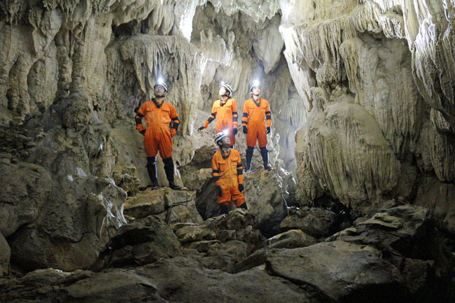 西表島洞窟探検ケイビングツアー風景