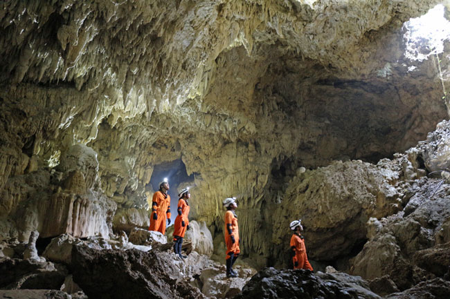 西表島洞窟探検ケイビングツアー風景