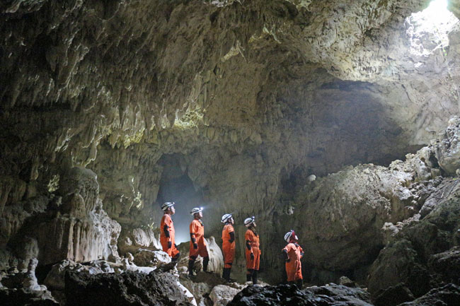 西表島ケイビング洞窟探検ツアー