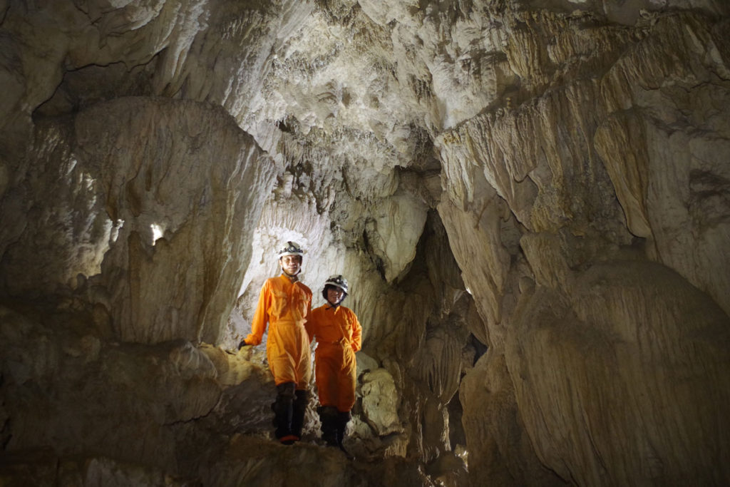 西表島で絶景の滝巡りと洞窟探検ツアー
