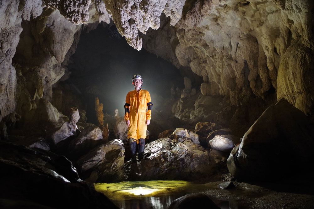 西表島で本格的ケイビング洞窟探検ツアーを体験