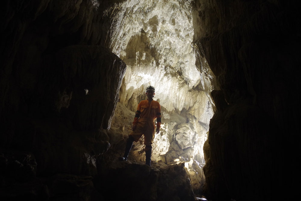 西表島で本格的ケイビング洞窟探検ツアーを体験