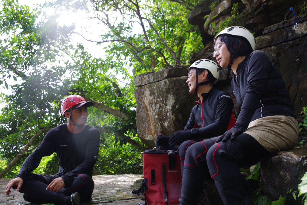 西表島で絶景の滝巡りと洞窟探検ツアー