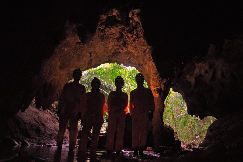 西表島でサガリ花のカヌーとキャニオニングと洞窟探検