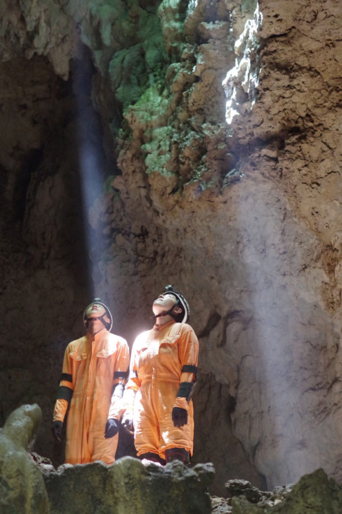 西表島の絶景の滝巡りトレッキングと洞窟探検ツアー