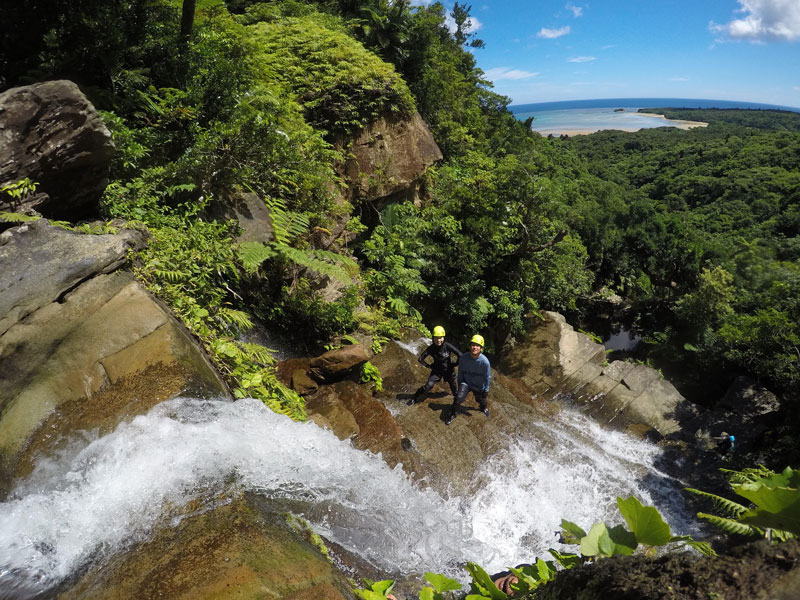 西表島の絶景滝巡りリバートレッキングとケイビングツアー