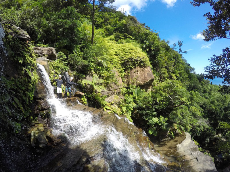 西表島の絶景の滝巡りトレッキングと洞窟探検ツアー