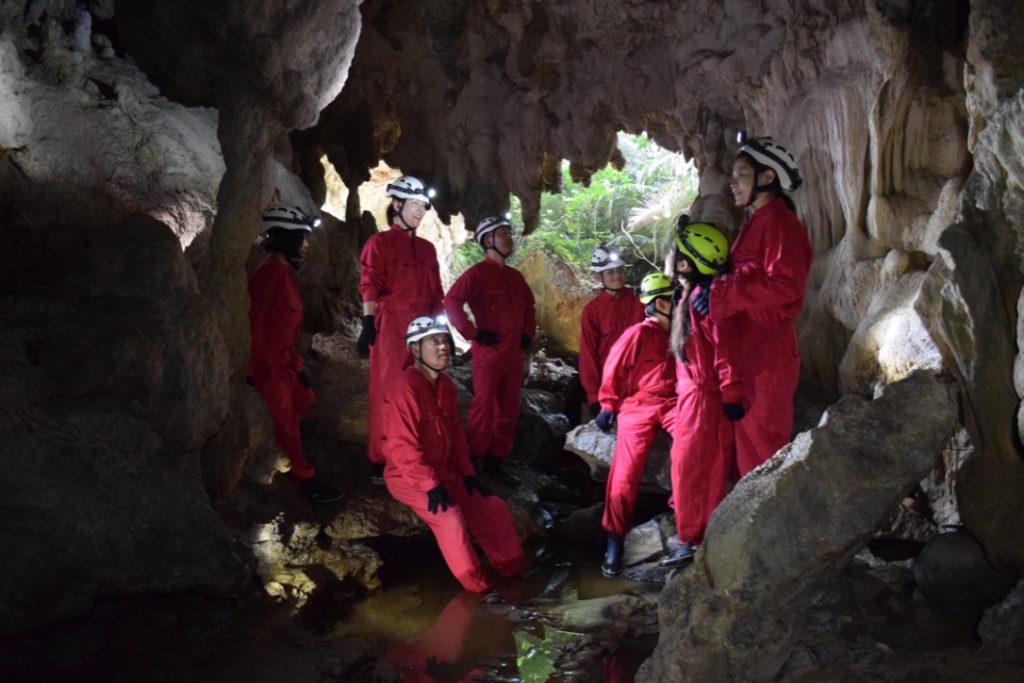西表島ケイビングツアー洞窟探検
