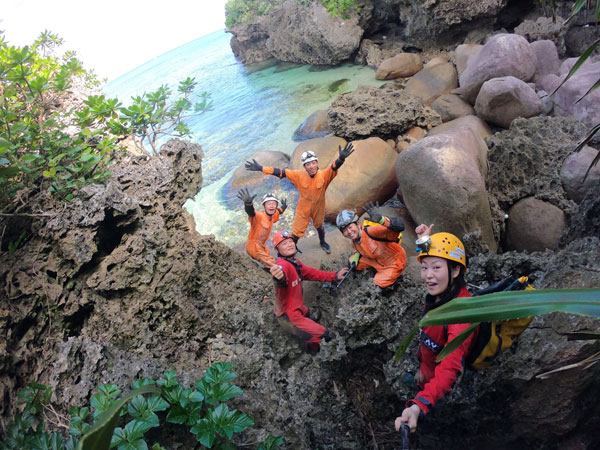 石垣島の冬にやるべきアクティビティーツアーは洞窟探検ケイビング