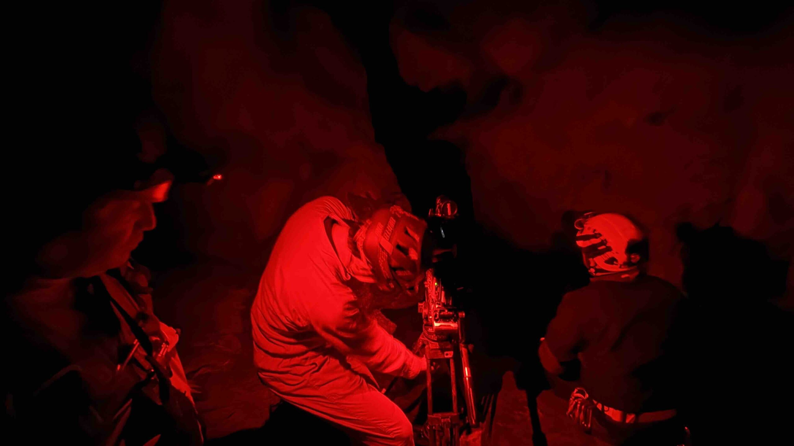 光るコウモリを撮影する取材班